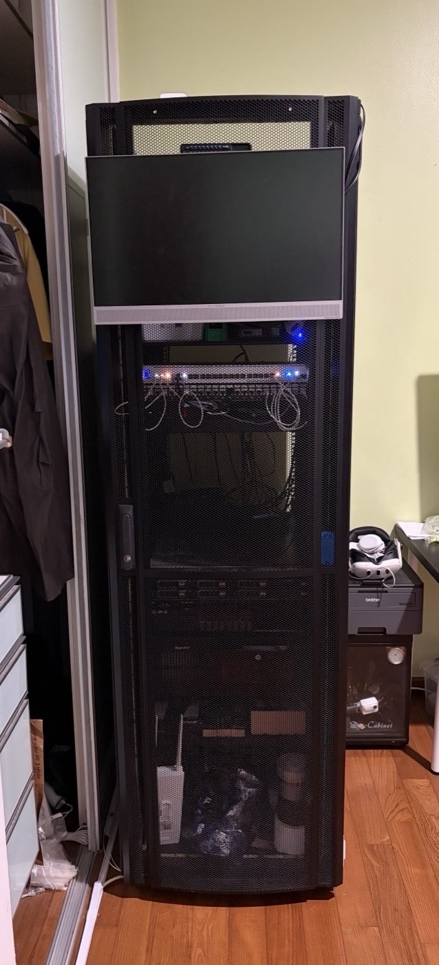 The Chiambucket homelab rack, fully assembled